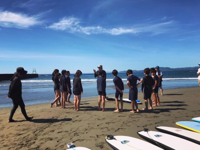 Local kids at the playground! So much fun to  assist in Kuroshio Town’s school surfing program. ☀️🏄‍♀️ 
#hatasurfdojo
#surfschooljapan
#schoolsurfing
#makingmemories
#kuroshiotown